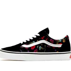 Size 9’5 Vans old Skool “Black, white,red”